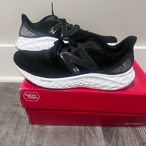 NEW Mens New Balance Fresh Foam Arishi V4 size 10.5m running shoes sneakers